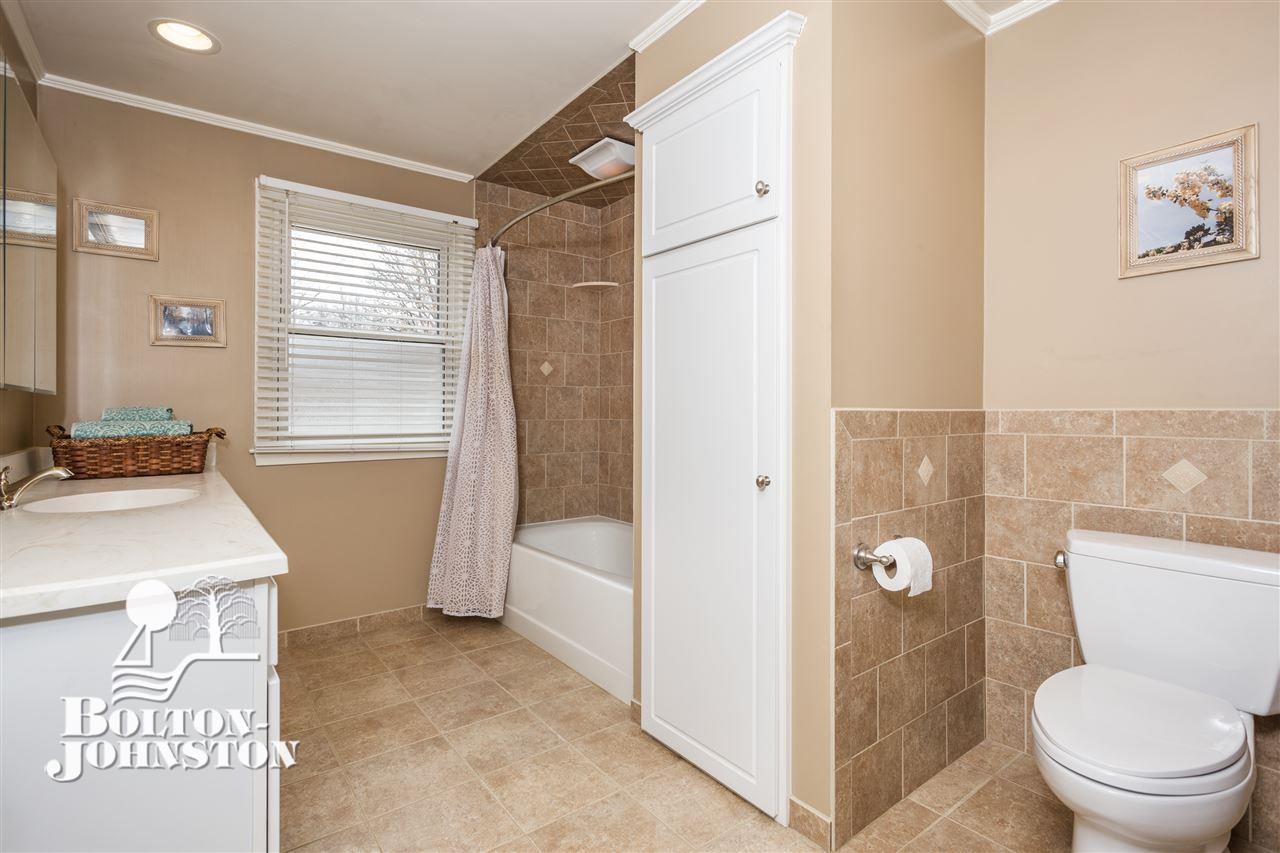1718 Newcastle Road Grosse Pointe Woods, MI 48236 - Photo 23 of 39