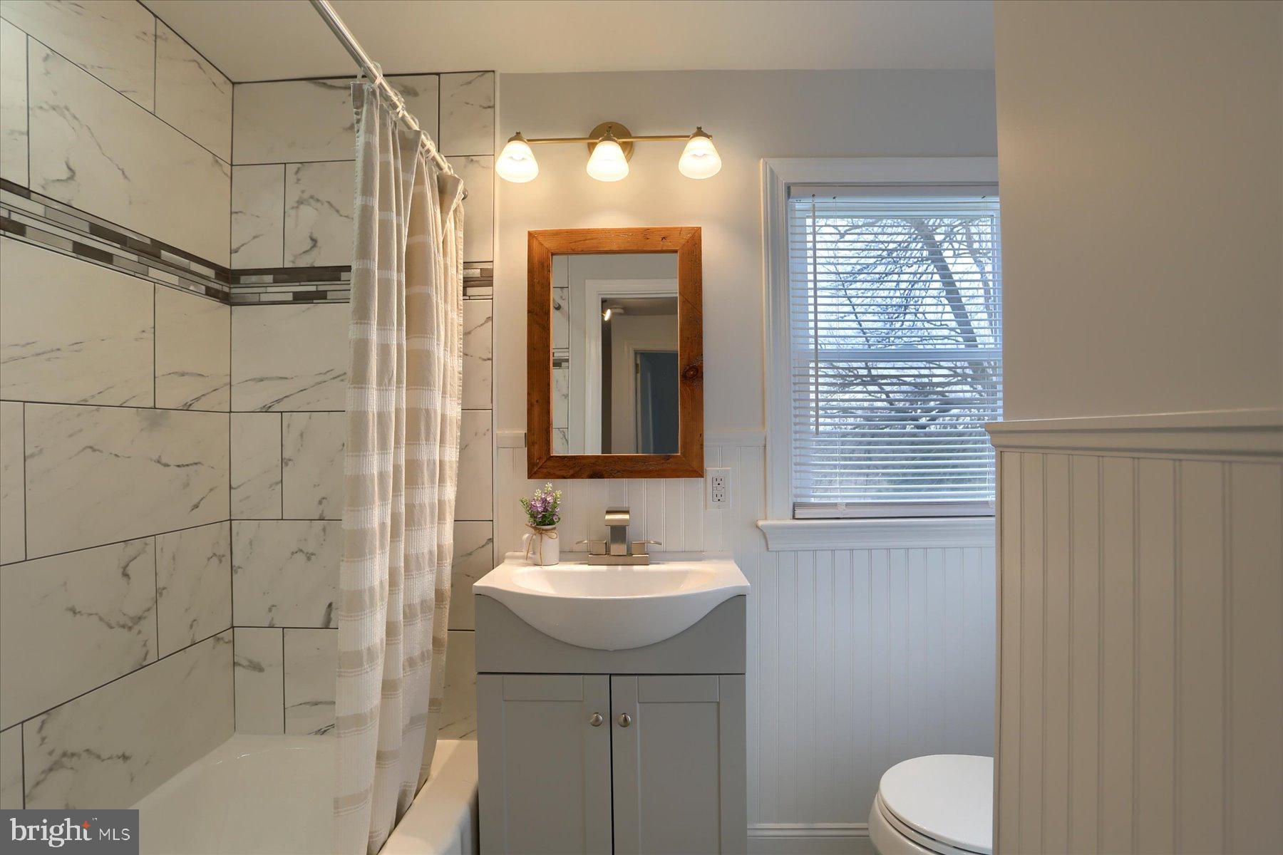 406 Rosedale Avenue Lancaster, PA 17603 - Photo 27 of 37 Upstairs Full bath