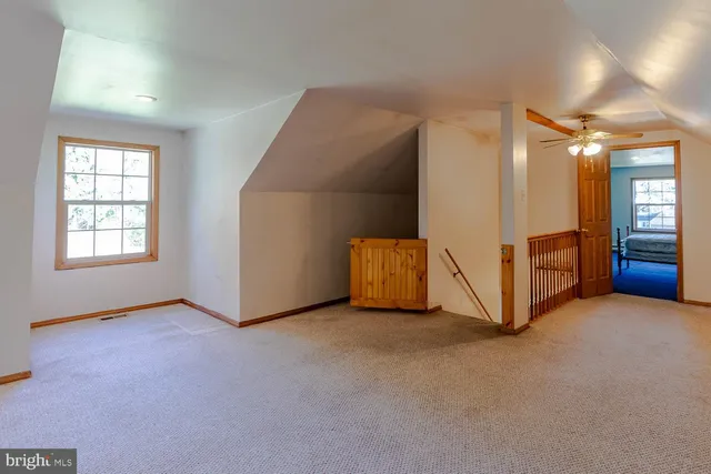 an empty room with windows and pillars in it