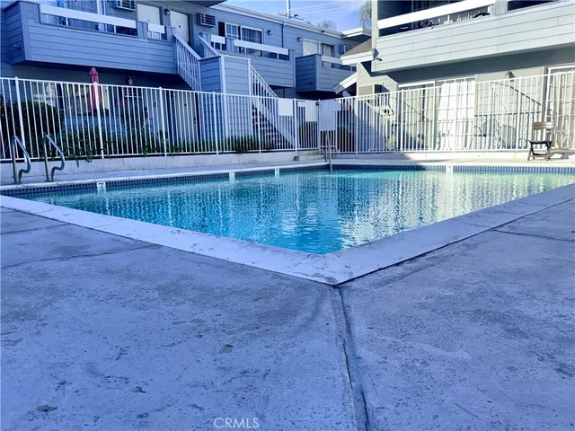 $2,000 | 20930 Parthenia Street, Unit 216, Canoga Park, CA 91304