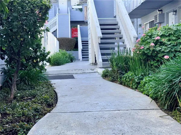 $1,950 | 20930 Parthenia Street, Unit 216, Canoga Park, CA 91304