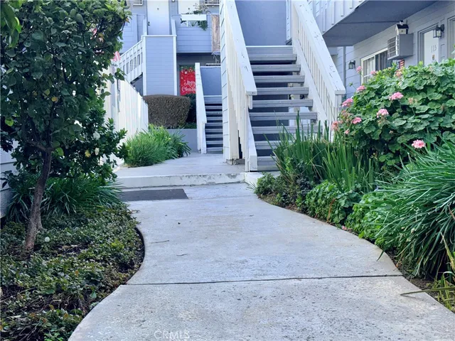 $2,000 | 20930 Parthenia Street, Unit 216, Canoga Park, CA 91304