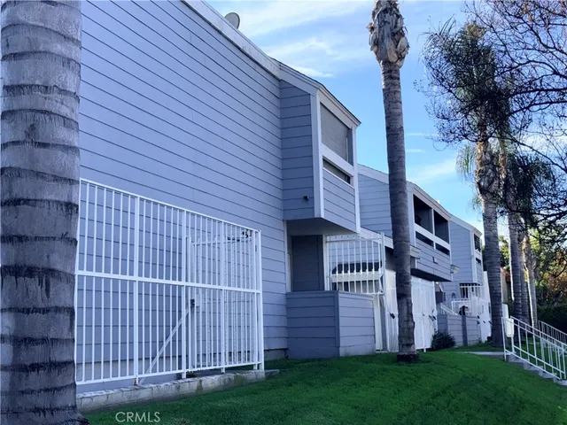 $2,000 | 20930 Parthenia Street, Unit 216, Canoga Park, CA 91304