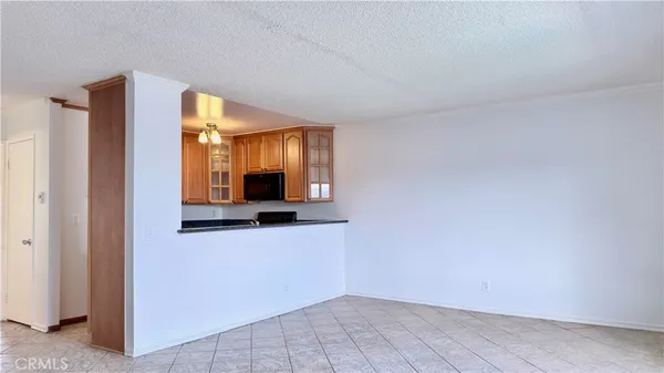 $1,950 | 20930 Parthenia Street, Unit 216, Canoga Park, CA 91304