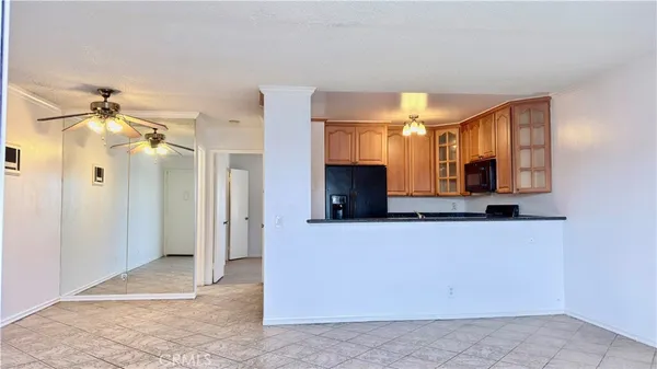 $1,950 | 20930 Parthenia Street, Unit 216, Canoga Park, CA 91304