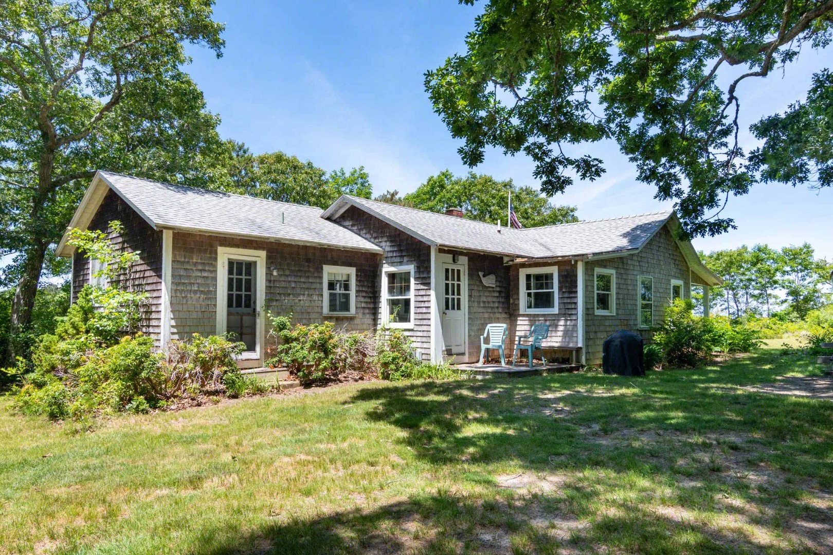 8 Trapps Pond Road Edgartown, MA 02539 - Photo 5 of 6 a front view of a house with garden