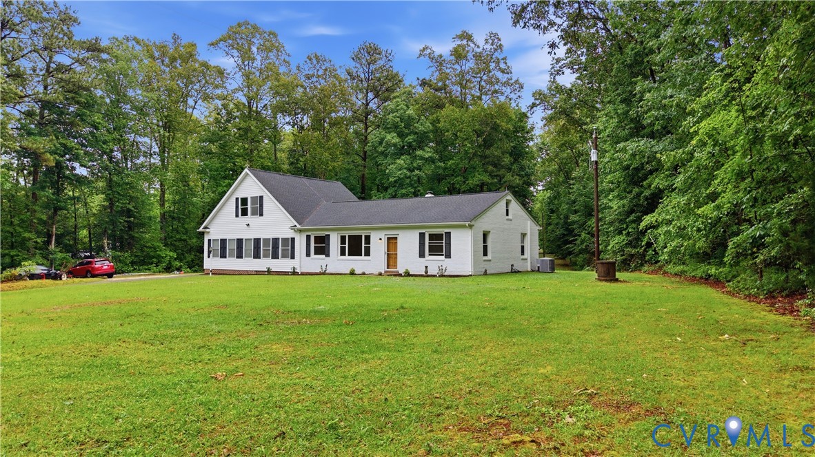 10152 Georgetown Road Mechanicsville, VA 23116 - Photo 29 of 35 a front of a house with a garden