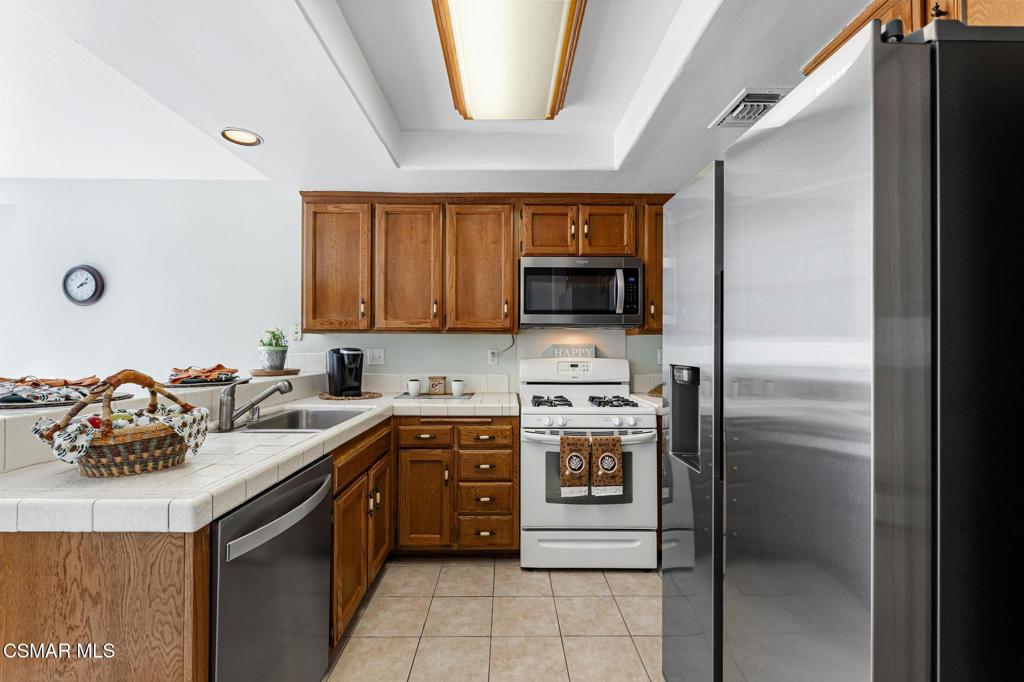 1806 Rory Lane, Unit 6 Simi Valley, CA 93063 - Photo 17 of 96 Gallery Image 17