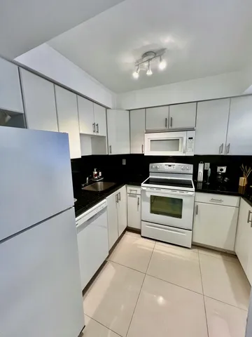 $2,000 | 17570 Atlantic Boulevard, Unit 416, Sunny Isles Beach, FL 33160