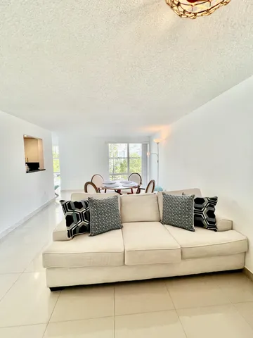 $2,000 | 17570 Atlantic Boulevard, Unit 416, Sunny Isles Beach, FL 33160