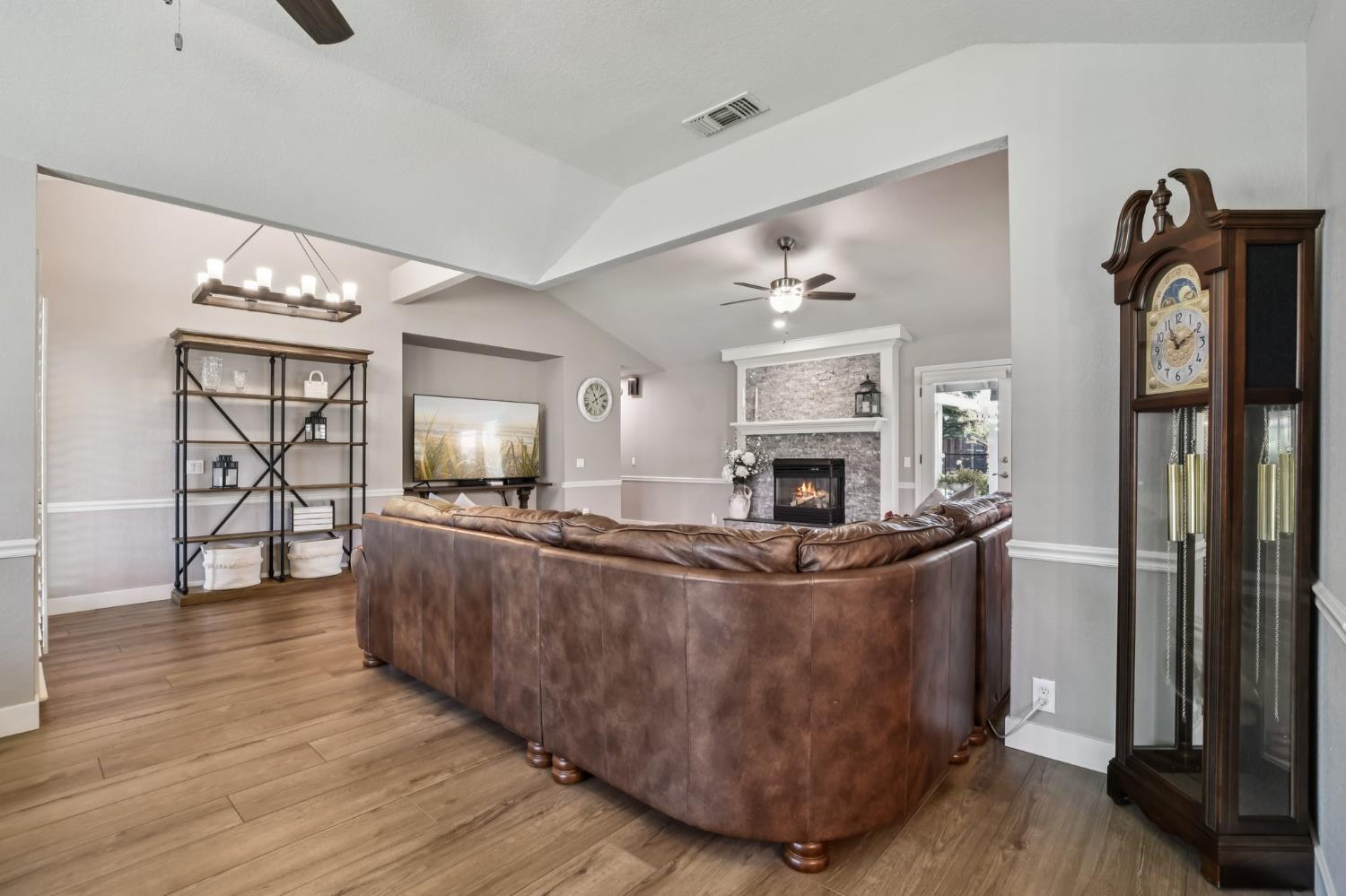 1304 Ridgecrest Way Roseville, CA 95661 - Photo 6 of 37