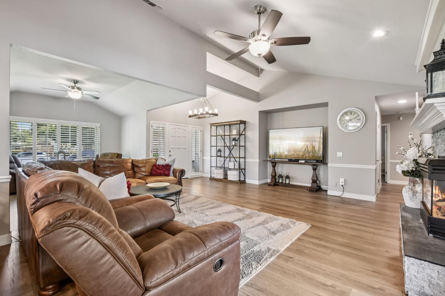 1304 Ridgecrest Way Roseville, CA 95661 - Photo 7 of 37