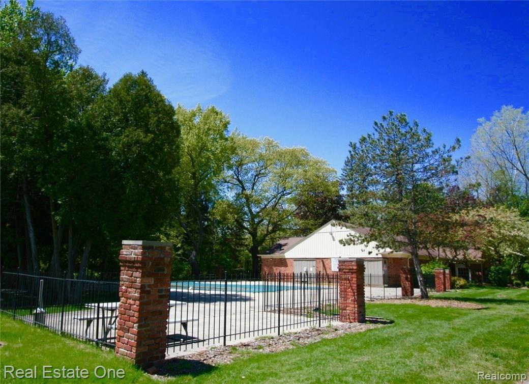1400 Crescent Lane Rochester, MI 48306 - Photo 22 of 25 IMG_5887.jpg