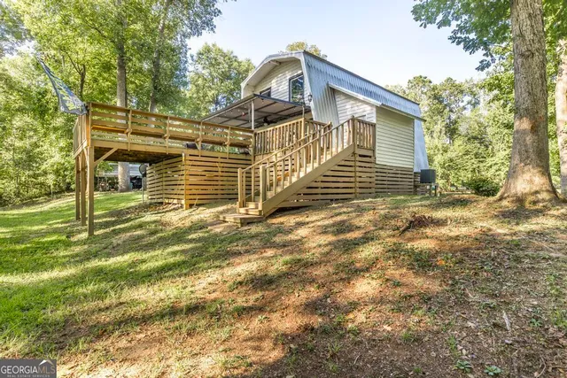 a view of a backyard