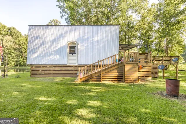 a view of a back yard