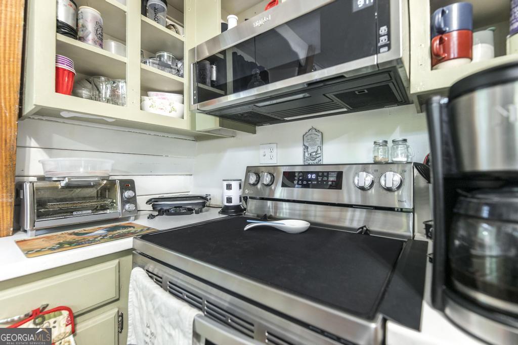 872 Henderson Road Dublin, GA 31021 - Photo 39 of 41 a kitchen with stainless steel appliances granite countertop a stove and a microwave