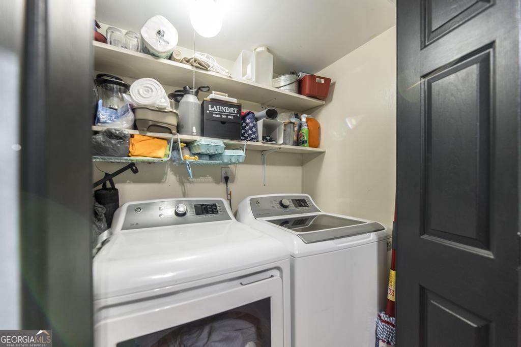 872 Henderson Road Dublin, GA 31021 - Photo 40 of 41 a utility room with dryer and washer