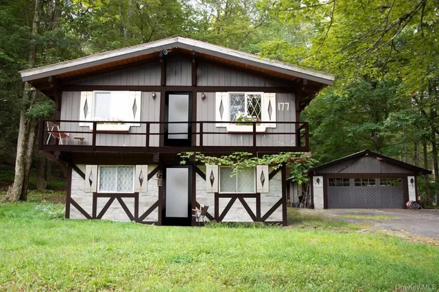 a view of front of a house with a yard