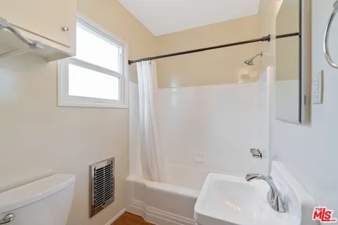 $2,400 | 3502 La Clede Avenue, Los Angeles, CA 90039