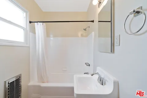 $2,400 | 3502 La Clede Avenue, Los Angeles, CA 90039