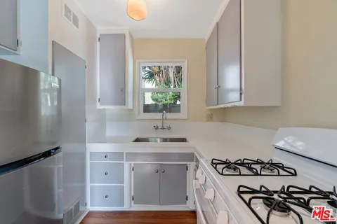 $2,400 | 3502 La Clede Avenue, Los Angeles, CA 90039