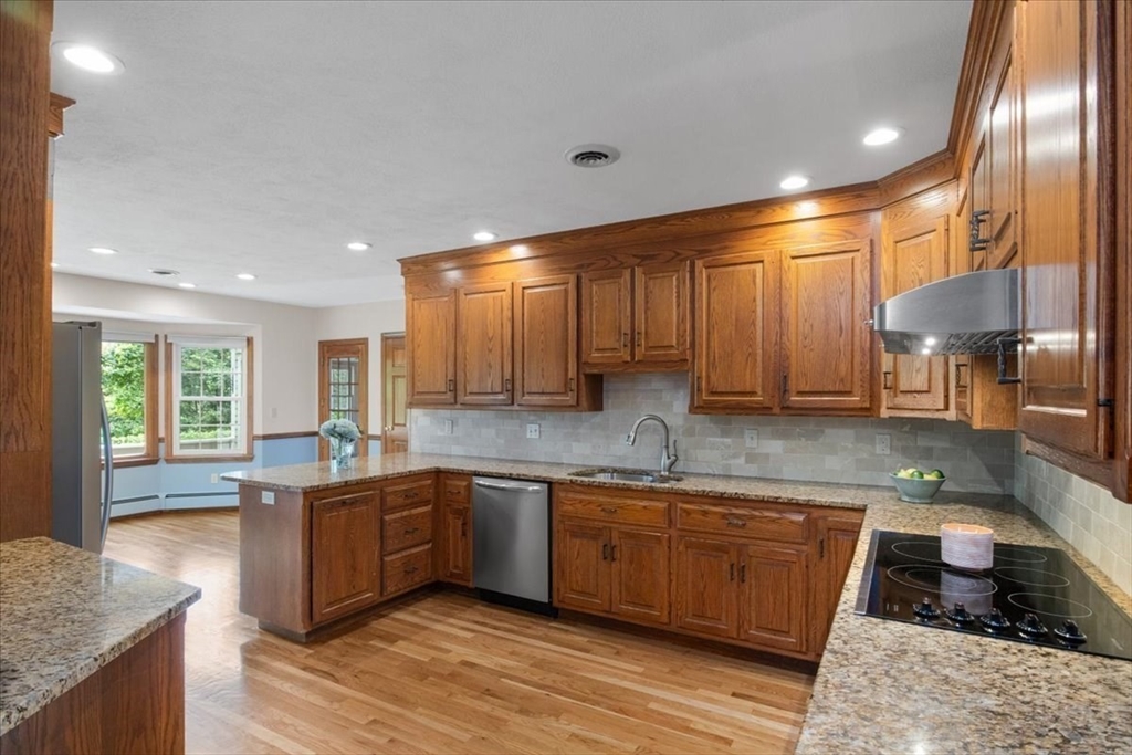 75 Emerson Road East Walpole, MA 02032 - Photo 4 of 42