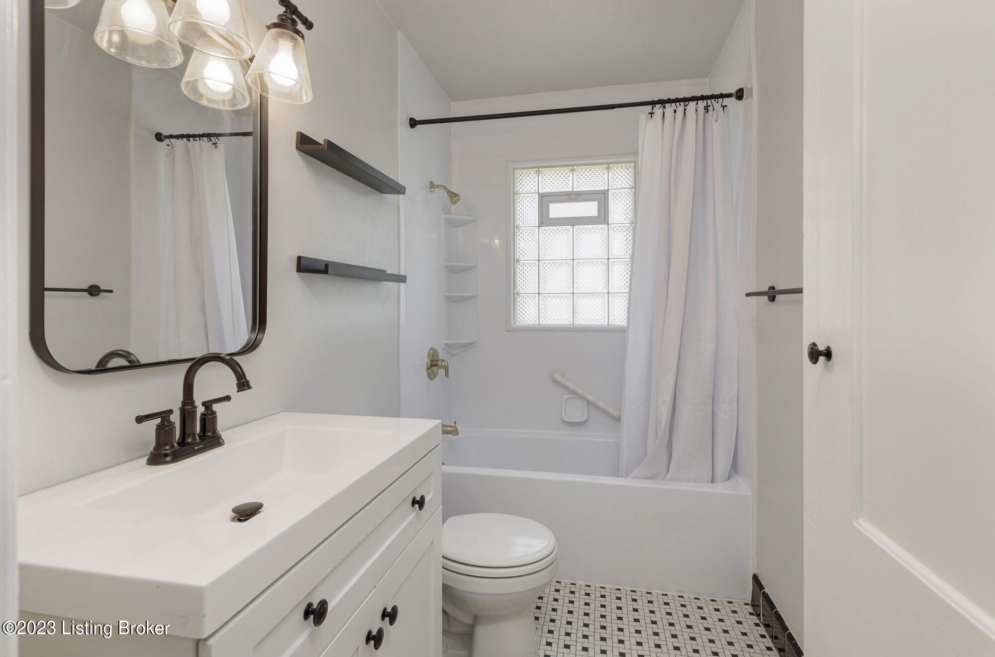 3111 Bobolink Road Louisville, KY 40213 - Photo 21 of 48 Updated Full Bath