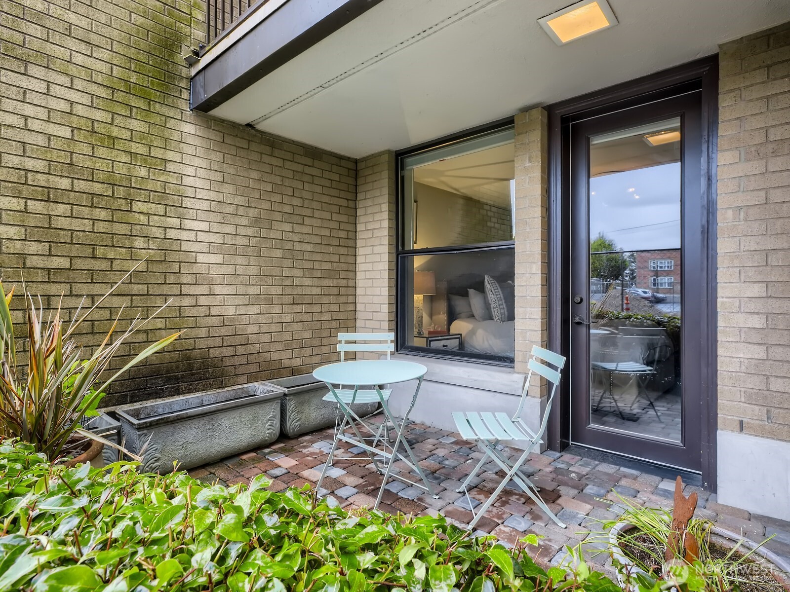 201 Galer Street, Unit 163 Seattle, WA 98109 - Photo 14 of 26 a backyard of a house with seating space