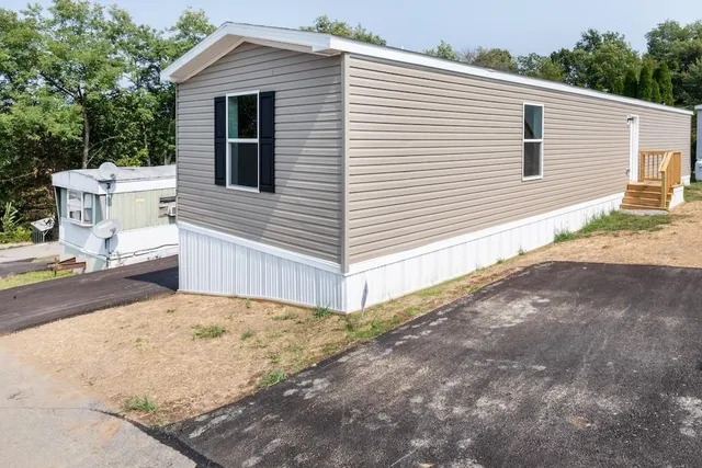 a view of a house with backyard