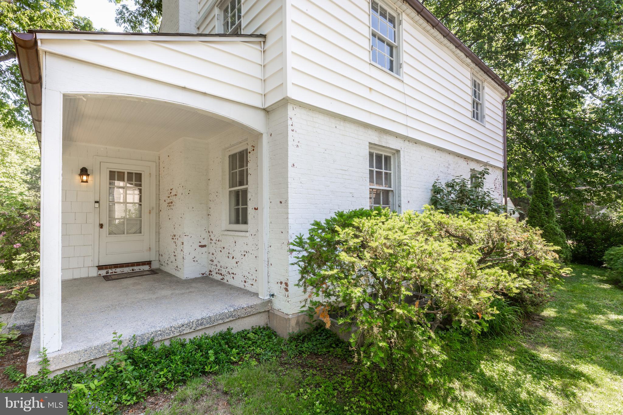 323 Broadmoor Road Baltimore, MD 21212 - Photo 30 of 40 Front porch with so much personality