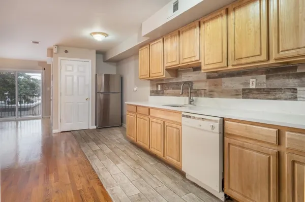 $2,800 | 355 West Side Avenue, Unit 2, Jersey City, NJ 07305