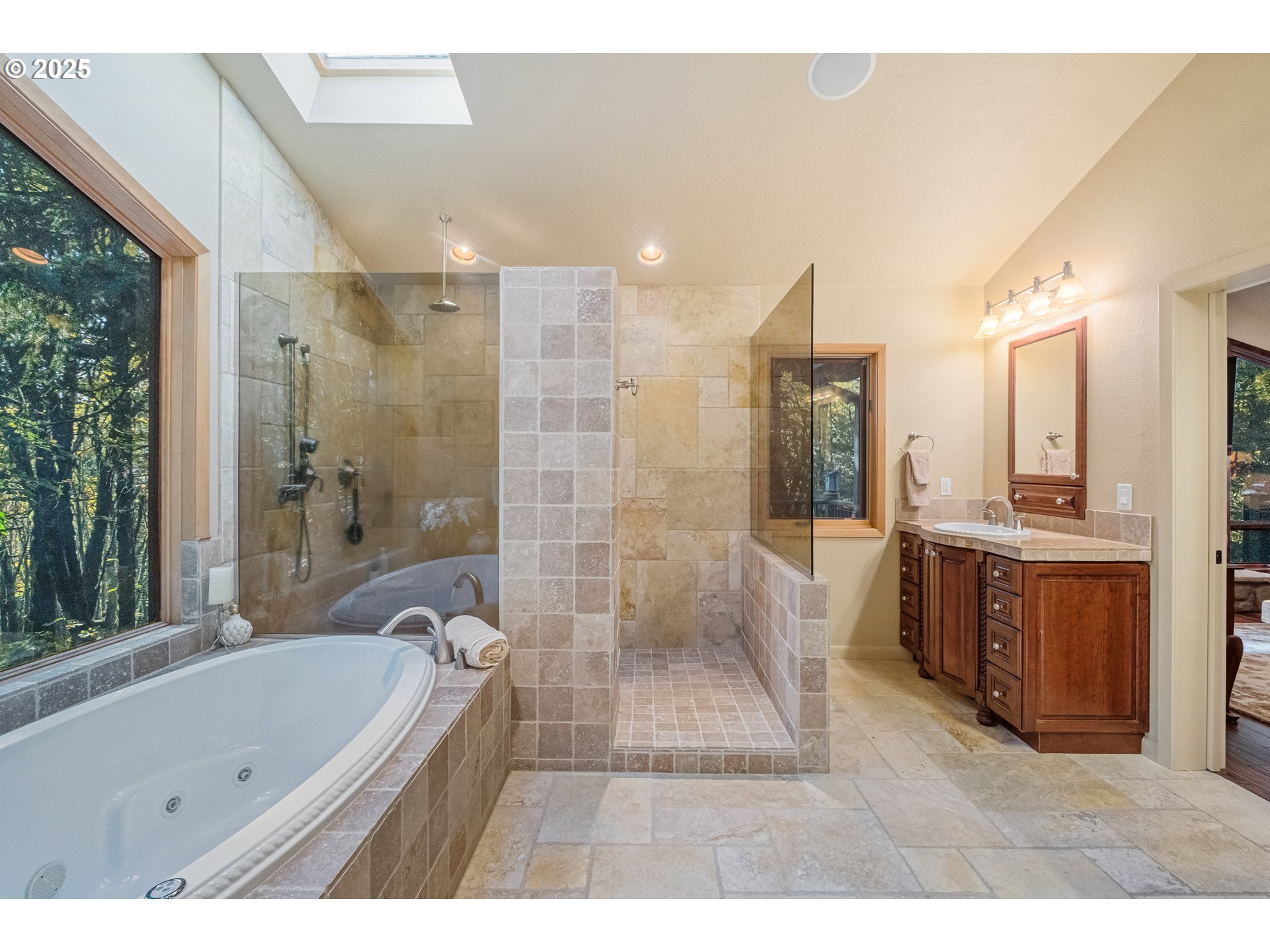 6894 Prospect Ridge Road South Salem, OR 97306 - Photo 17 of 48 a bathroom with a tub a sink a mirror and a shower