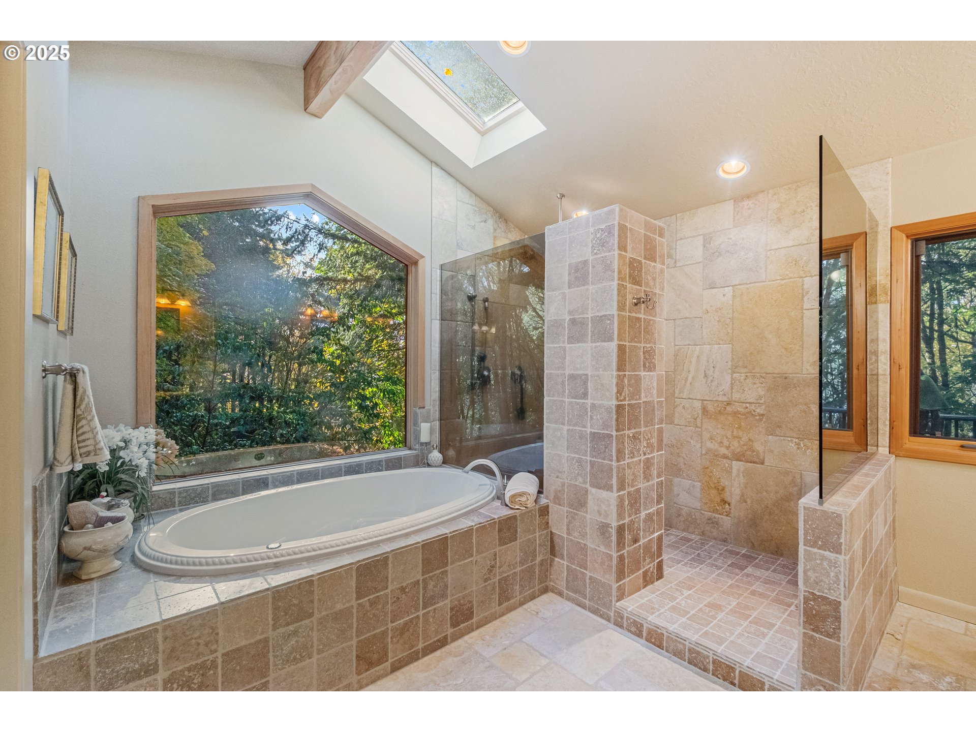 6894 Prospect Ridge Road South Salem, OR 97306 - Photo 18 of 48 a bathroom with a bathtub and a shower