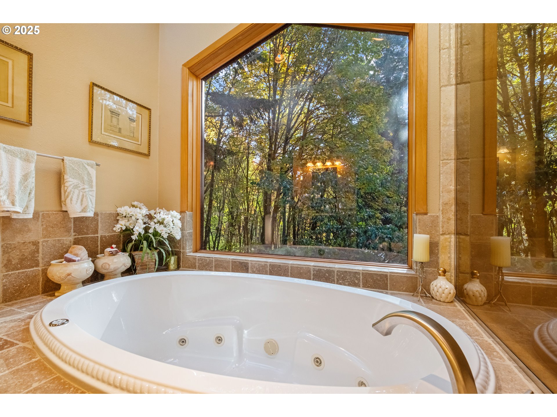 6894 Prospect Ridge Road South Salem, OR 97306 - Photo 19 of 48 a bathroom with a tub a sink and large window