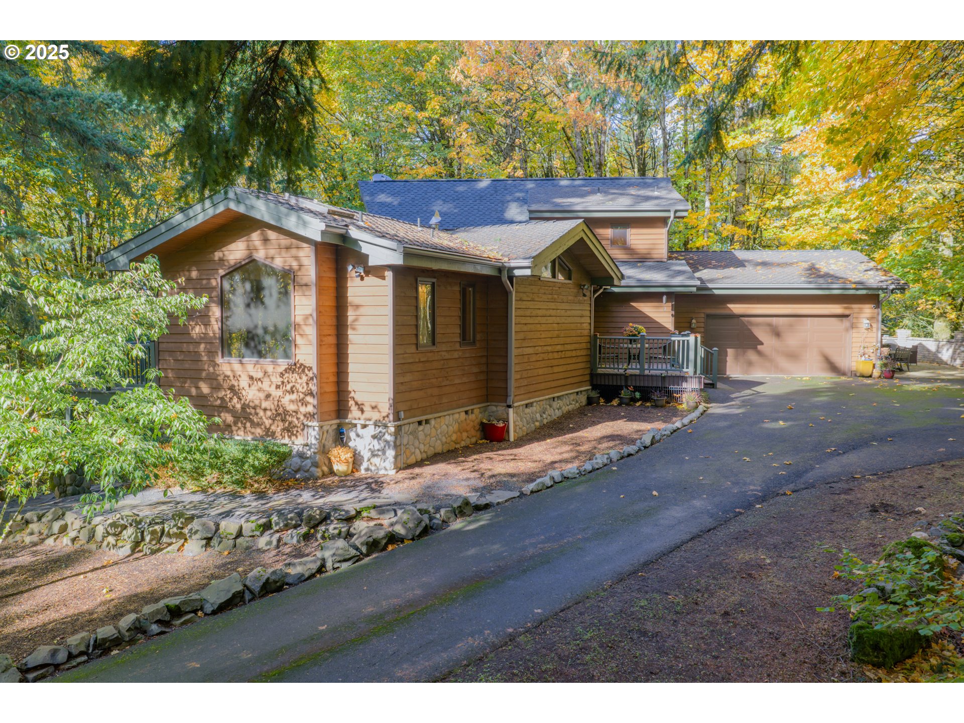 6894 Prospect Ridge Road South Salem, OR 97306 - Photo 2 of 48 a view of a barn with wooden fence
