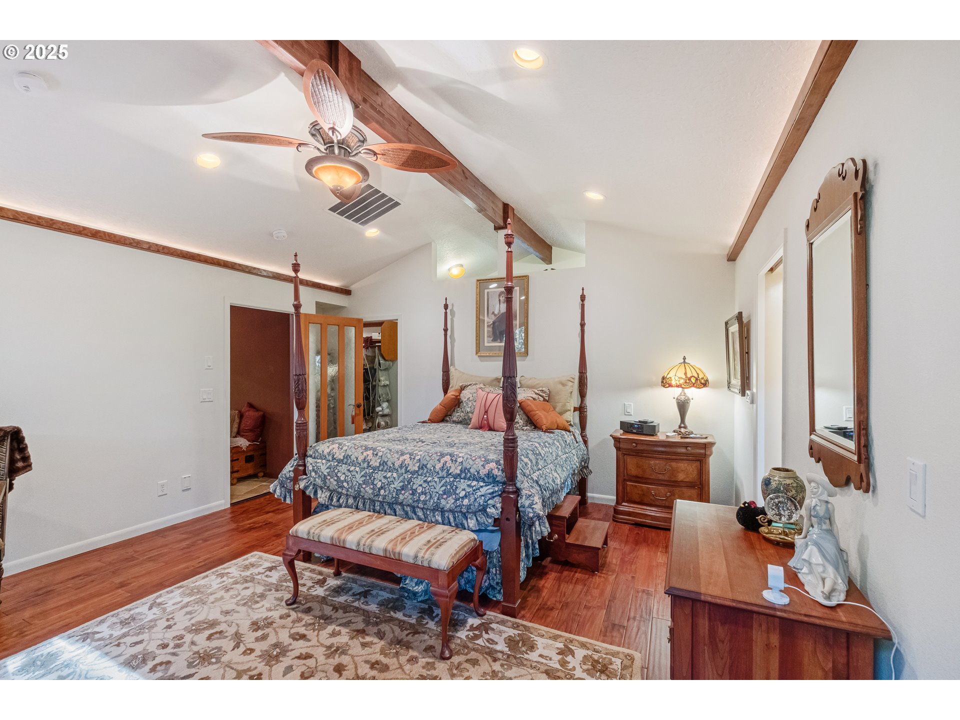 6894 Prospect Ridge Road South Salem, OR 97306 - Photo 23 of 48 a living room with furniture and a wooden floor
