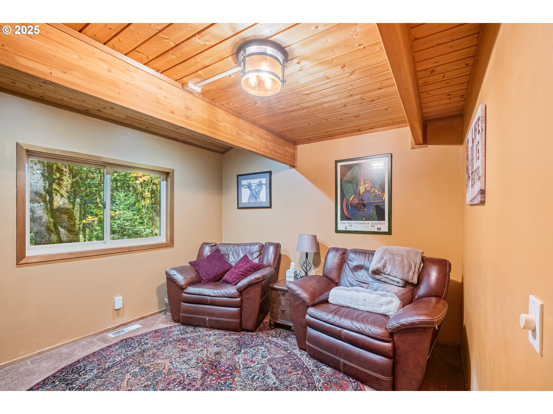 6894 Prospect Ridge Road South Salem, OR 97306 - Photo 27 of 48 a living room with furniture and a window