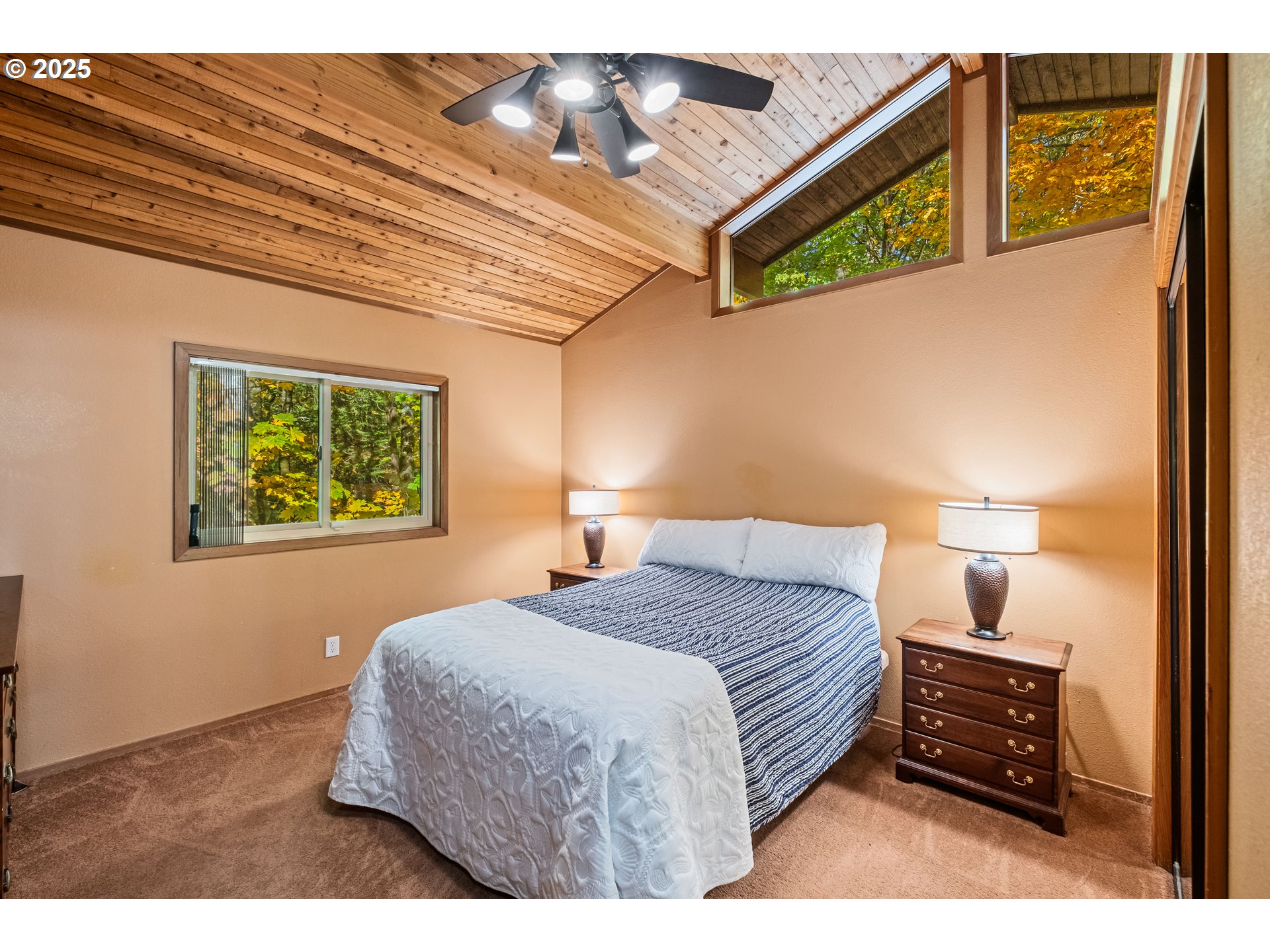 6894 Prospect Ridge Road South Salem, OR 97306 - Photo 29 of 48 a bedroom with a bed and a window