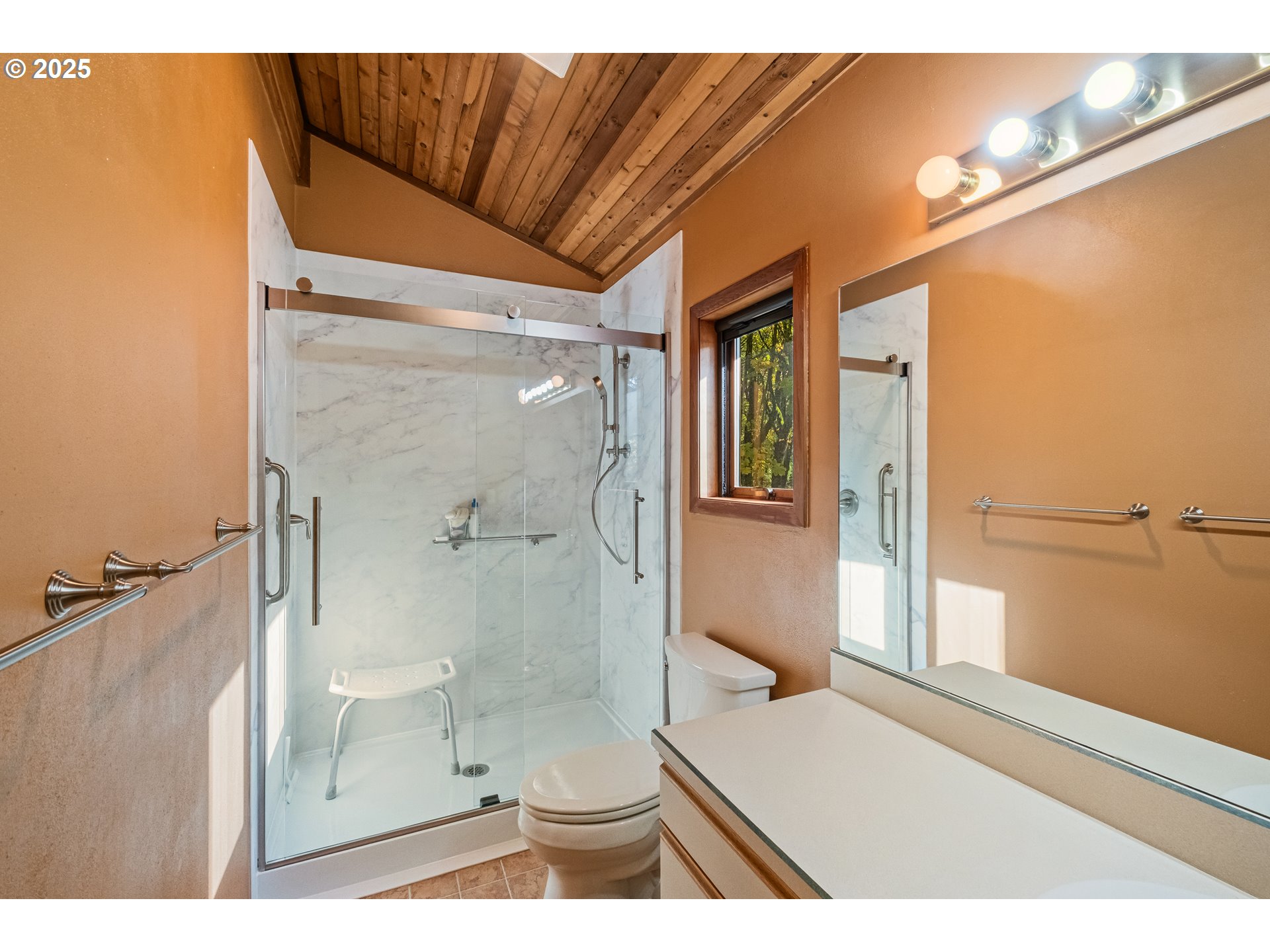 6894 Prospect Ridge Road South Salem, OR 97306 - Photo 31 of 48 a bathroom with a shower and a toilet
