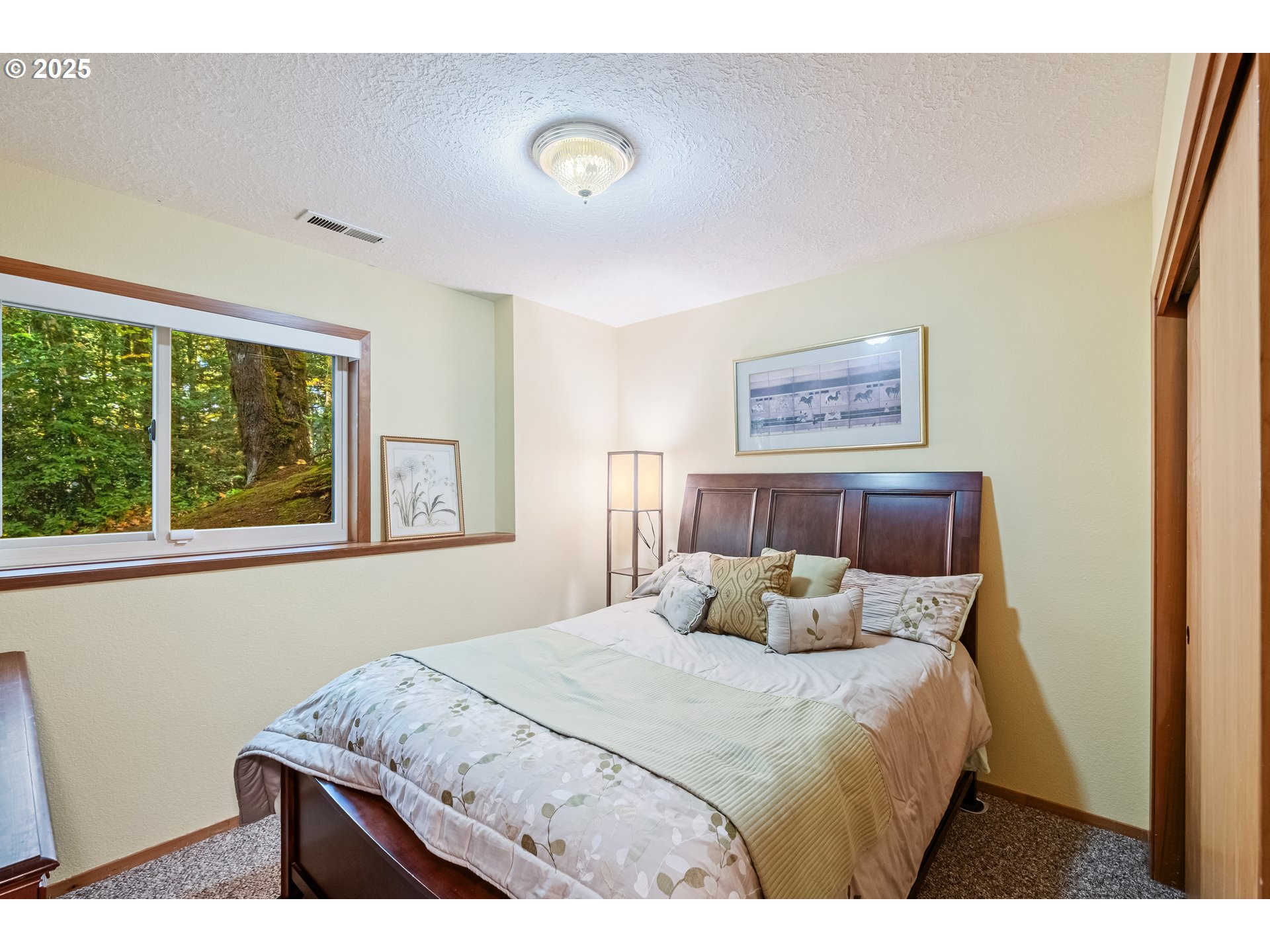 6894 Prospect Ridge Road South Salem, OR 97306 - Photo 36 of 48 a bedroom with a bed and a large window