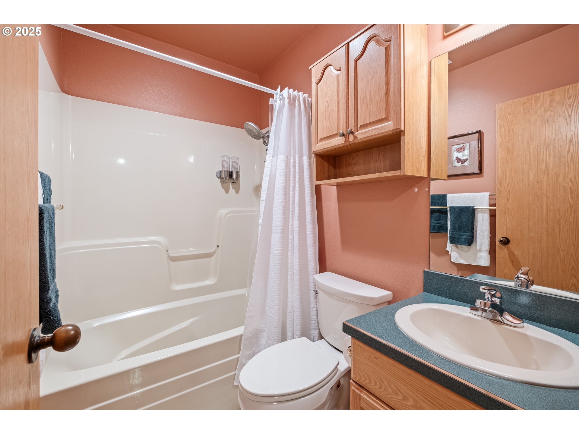 6894 Prospect Ridge Road South Salem, OR 97306 - Photo 37 of 48 a bathroom with a sink a toilet and shower