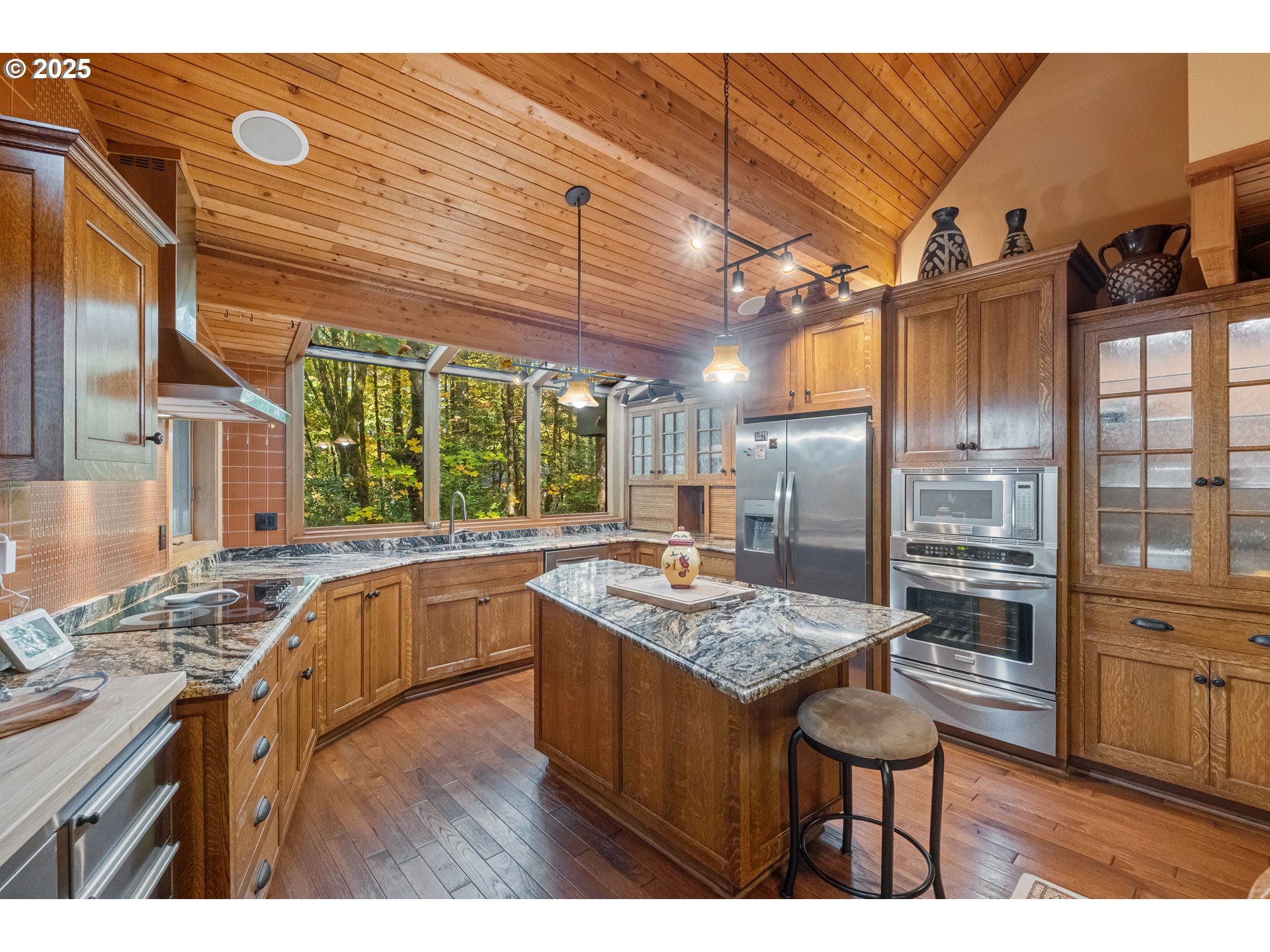 6894 Prospect Ridge Road South Salem, OR 97306 - Photo 10 of 48 a kitchen that has a lot of cabinets in it