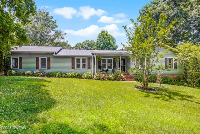 a view of an house with backyard and garden
