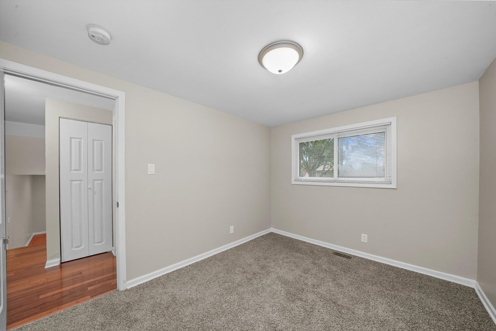 300 Hadleigh Road Bolingbrook, IL 60440 - Photo 20 of 45 an empty room with windows