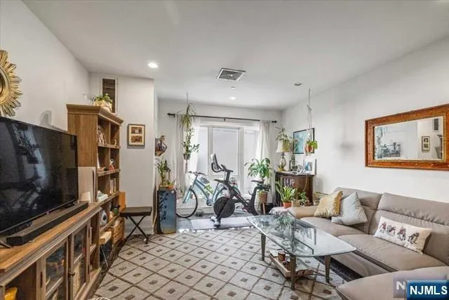 $2,900 | 310 Cliff Lane, Unit 1H, Cliffside Park, NJ 07010