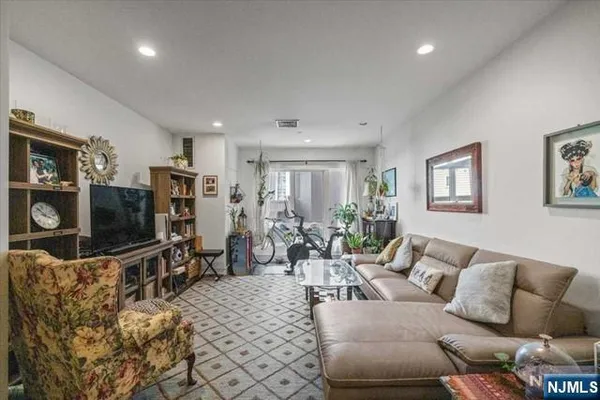 $2,900 | 310 Cliff Lane, Unit 1H, Cliffside Park, NJ 07010