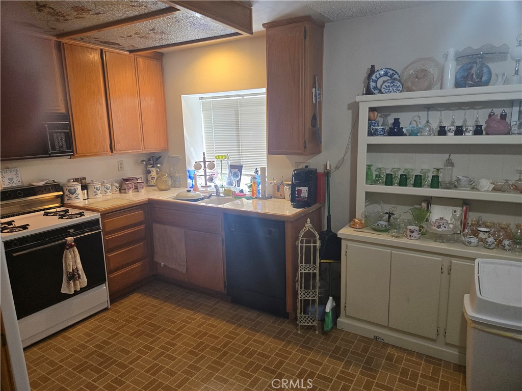 11013 Shaw Street Rancho Cucamonga, CA 91701 - Photo 6 of 12 Kitchen
