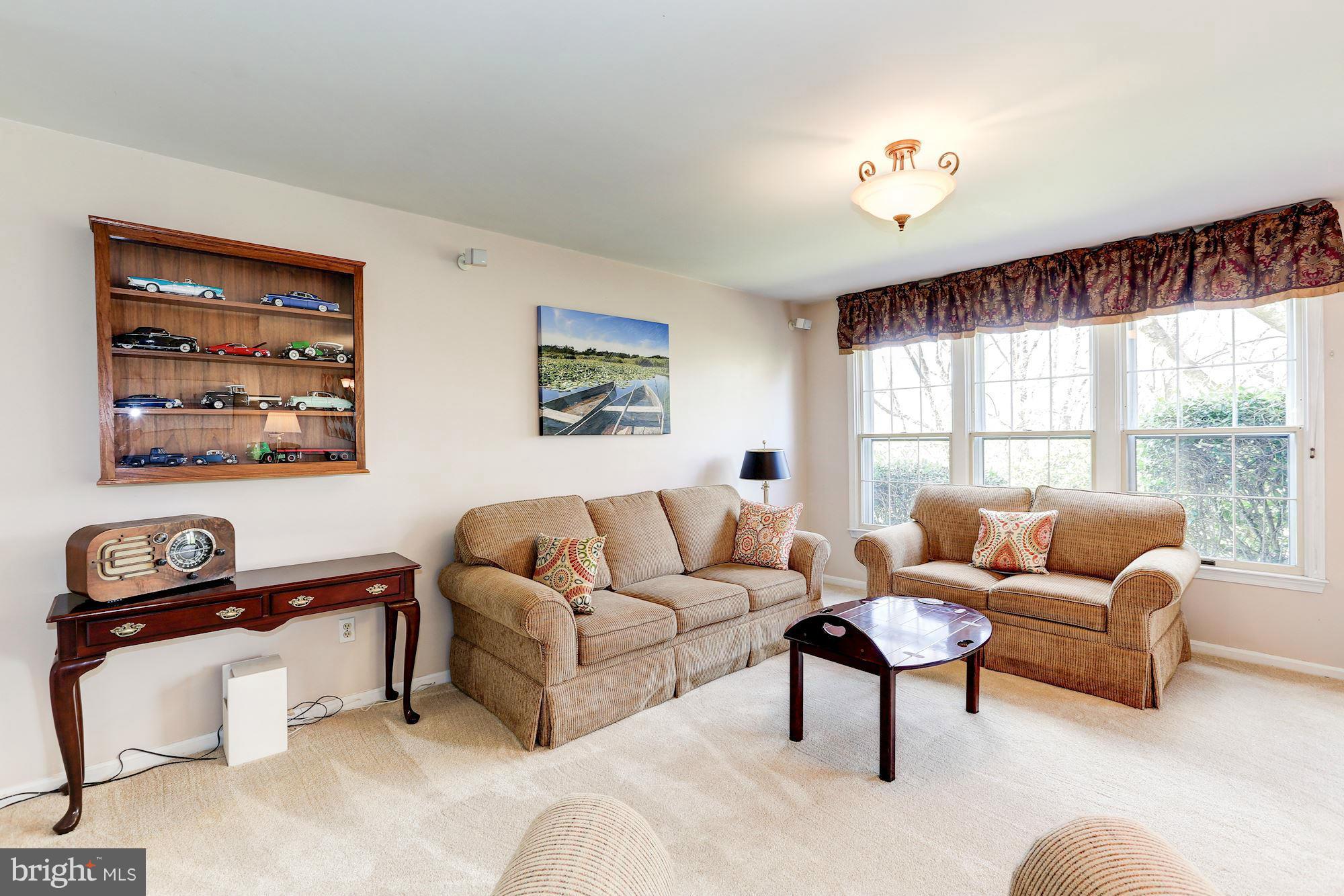 23 Redding Ridge Drive Gaithersburg, MD 20878 - Photo 11 of 29 Living Room