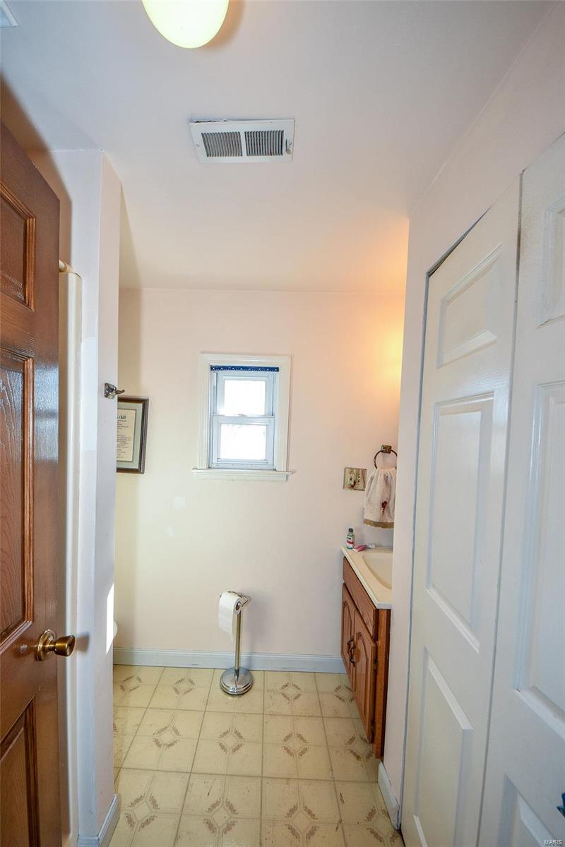 1586 Fosterburg Road Brighton, IL 62012 - Photo 15 of 27
