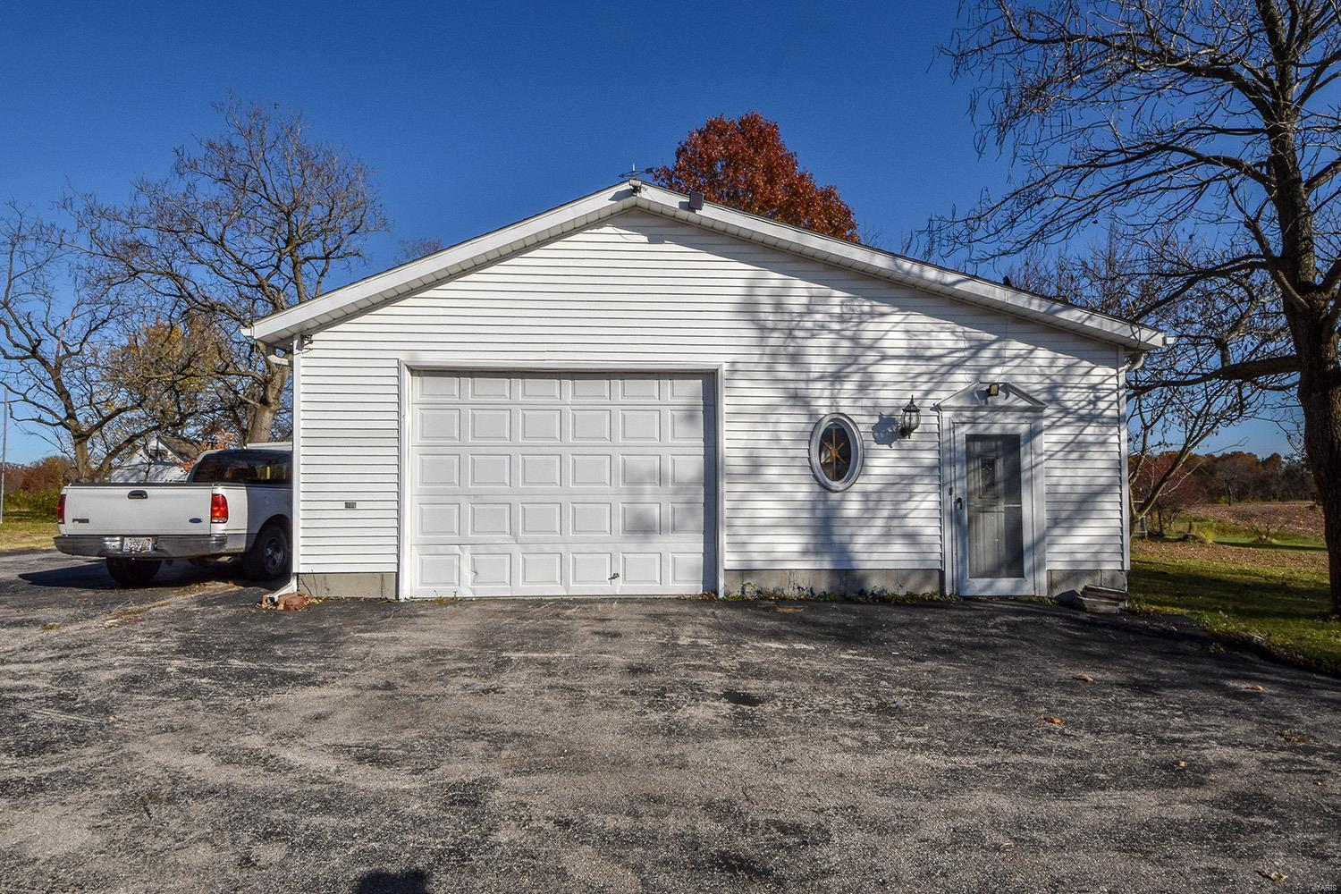 1586 Fosterburg Road Brighton, IL 62012 - Photo 5 of 27